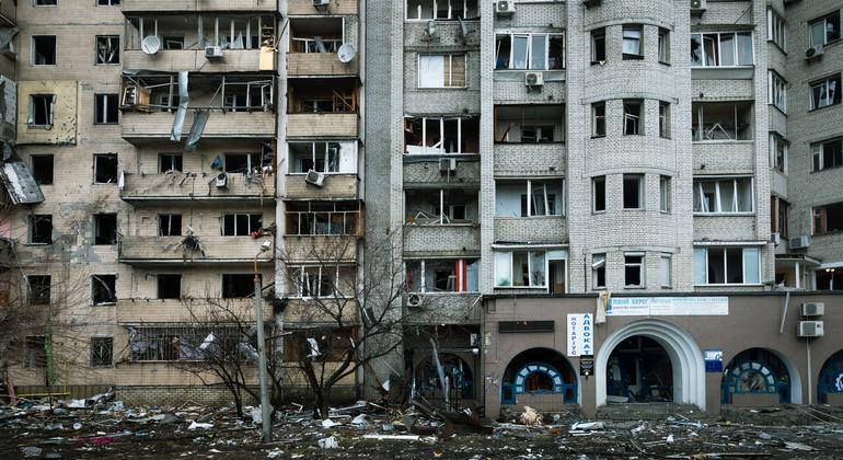 ukraine:-no-‘plan-b’-for-evacuation-of-shattered-mariupol,-say-humanitarians