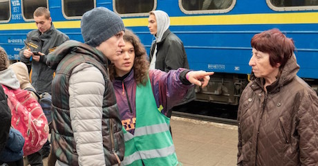 in-lviv,-a-teen-volunteer-helps-people-fleeing-war-in-ukraine