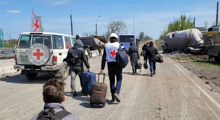mariupol-steel-works-convoy:-un-aids-arrivals-after-going-‘through-hell’-on-harrowing-journey