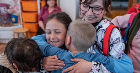 new-friends:-romanian-children-welcome-ukrainian-refugees