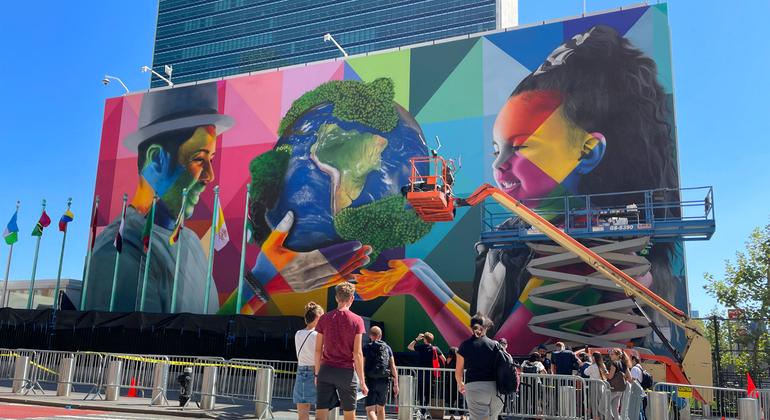 brazilian-artist’s-mural-‘for-the-planet’-proves-big-draw-for-un-general-assembly