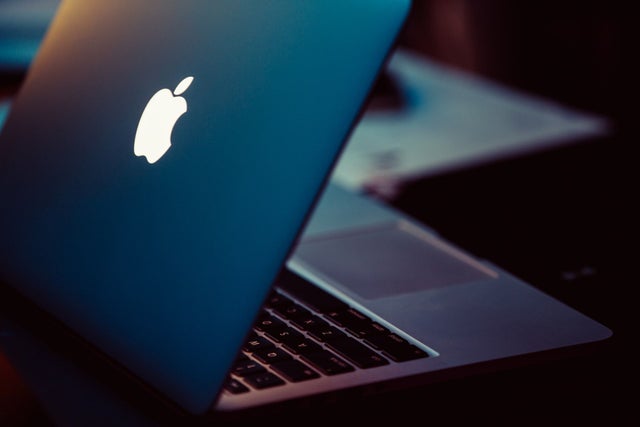backlit-apple-logo-could-make-a-comeback-on-future-macbooks