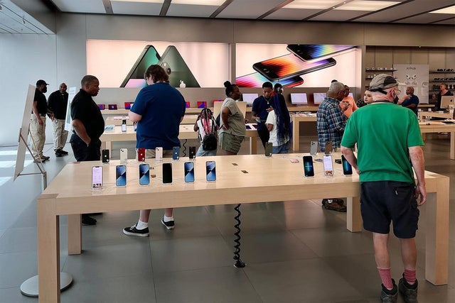 apple’s-unionized-maryland-store-files-complaint-over-benefits