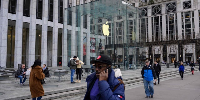 how-apple-has-so-far-avoided-layoffs:-lean-hiring,-no-free-lunches