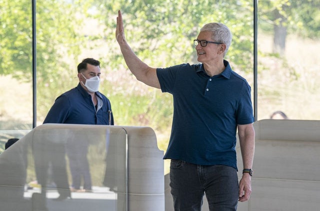 apple’s-new-challenge:-a-wave-of-key-executives-leaving-the-company