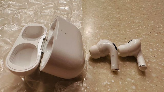 this-woman-left-her-airpods-on-a-plane.-she-tracked-them-to-an-airport-worker’s-home-|-cnn