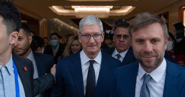 apple-ceo-praises-china’s-innovation,-long-history-of-cooperation-on-beijing-visit