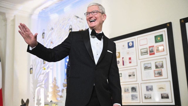 apple-ceo-tim-cook-welcomed-with-applause-at-beijing-conference-sponsored-by-chinese-government