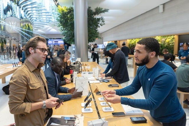 apple-continues-efforts-to-keep-retail-stores-from-unionizing