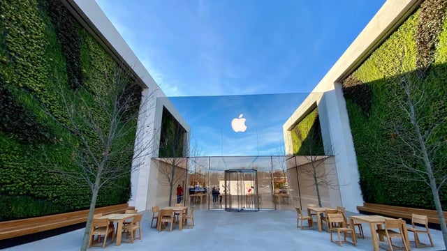 apple-meets-with-retail-workers-countrywide-to-“address-unionization-risks.”
