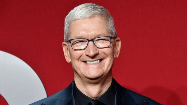 tim-cook-opens-first-apple-store-in-india